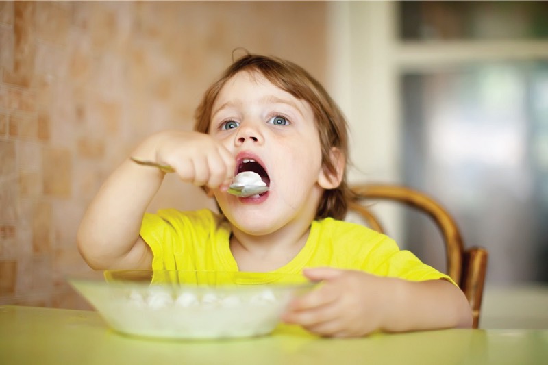 Không nên ép trẻ ăn quá nhiều sẽ khiến trẻ bị nôn ói